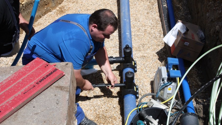 Entfernung der Oxidschicht am Abgangsstutzen mit Rotationsschälgerät Entfernung der Oxidschicht am Abgangsstutzen mit Rotationsschälgerät